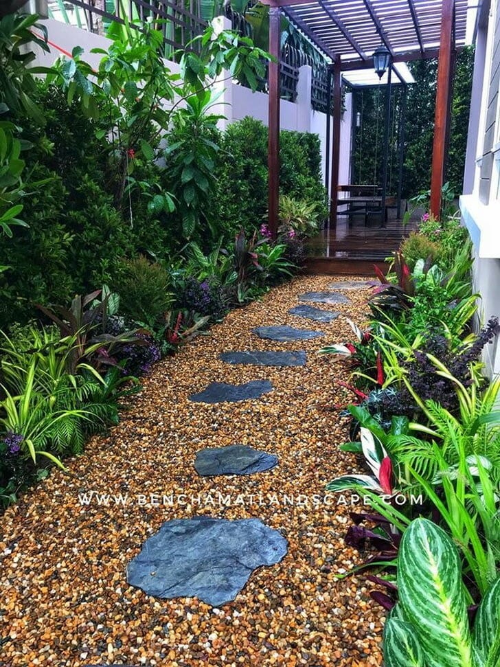 60 Landscaping Ideas for “Side Yard” That Will Brighten Up Your Narrow Space