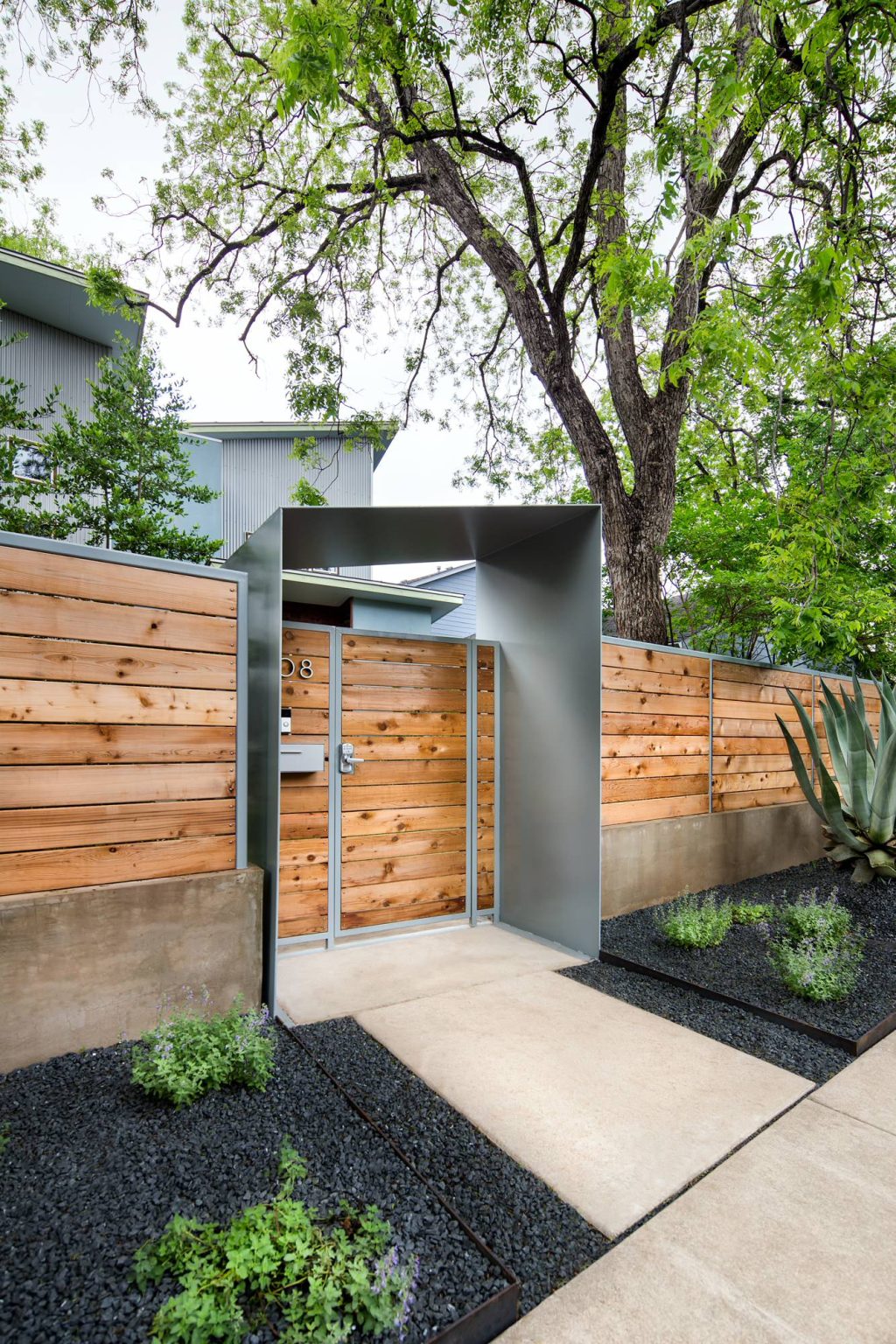 30 Modern "Side Gate" Ideas to Make a Strong First Impression