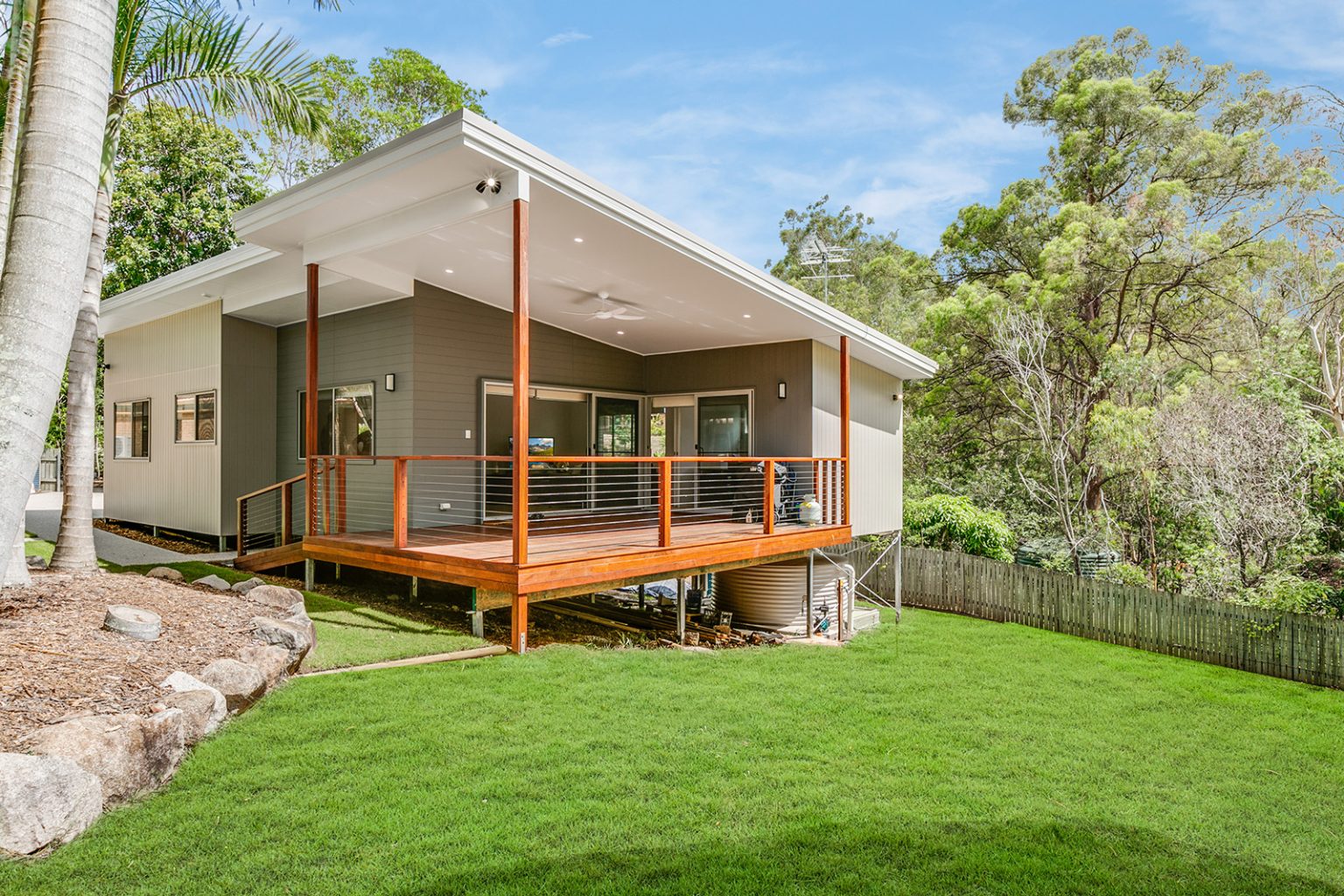 42 Sloped House Design Ideas With Balcony to Enjoy Panoramic Views