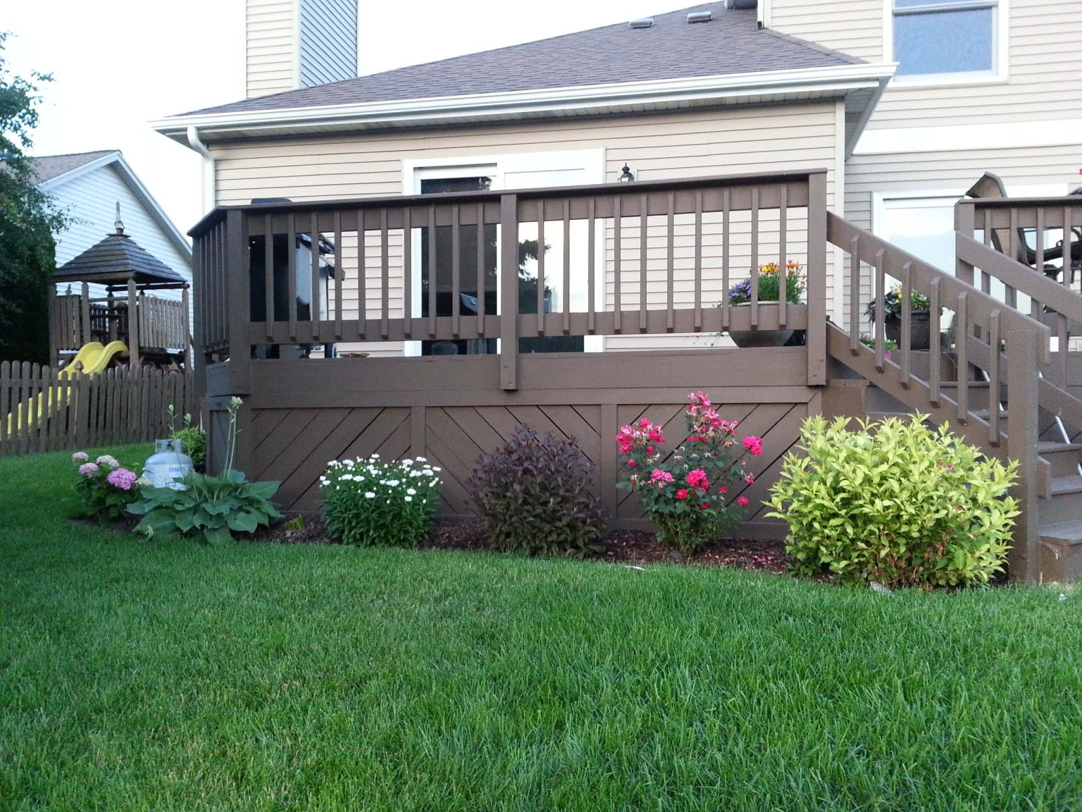40 Inexpensive "Deck Skirting" Ideas That Are Both Beautiful and Functional